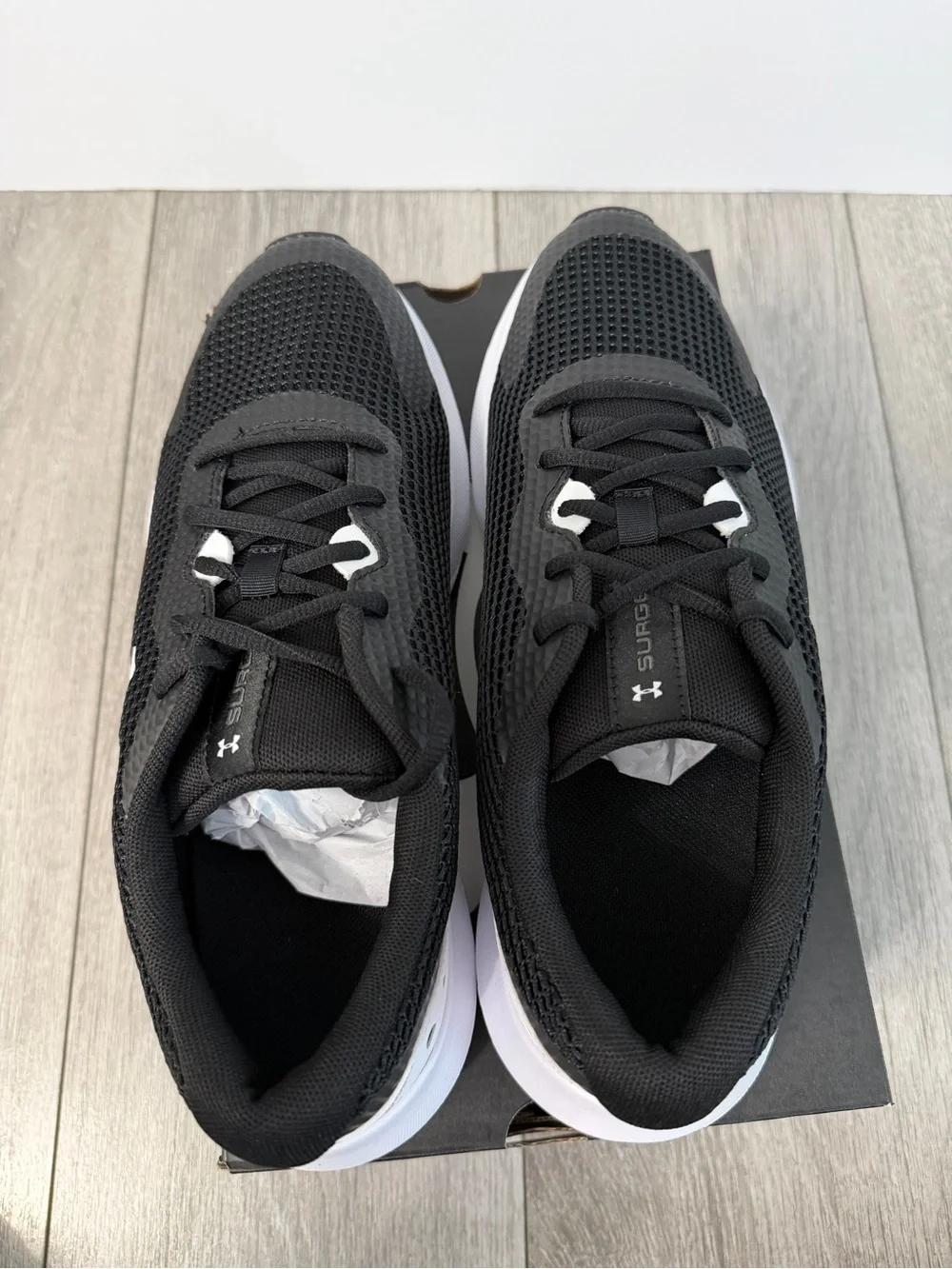 Under Armour Surge Men’s Black and White Running Shoes Size 10 New